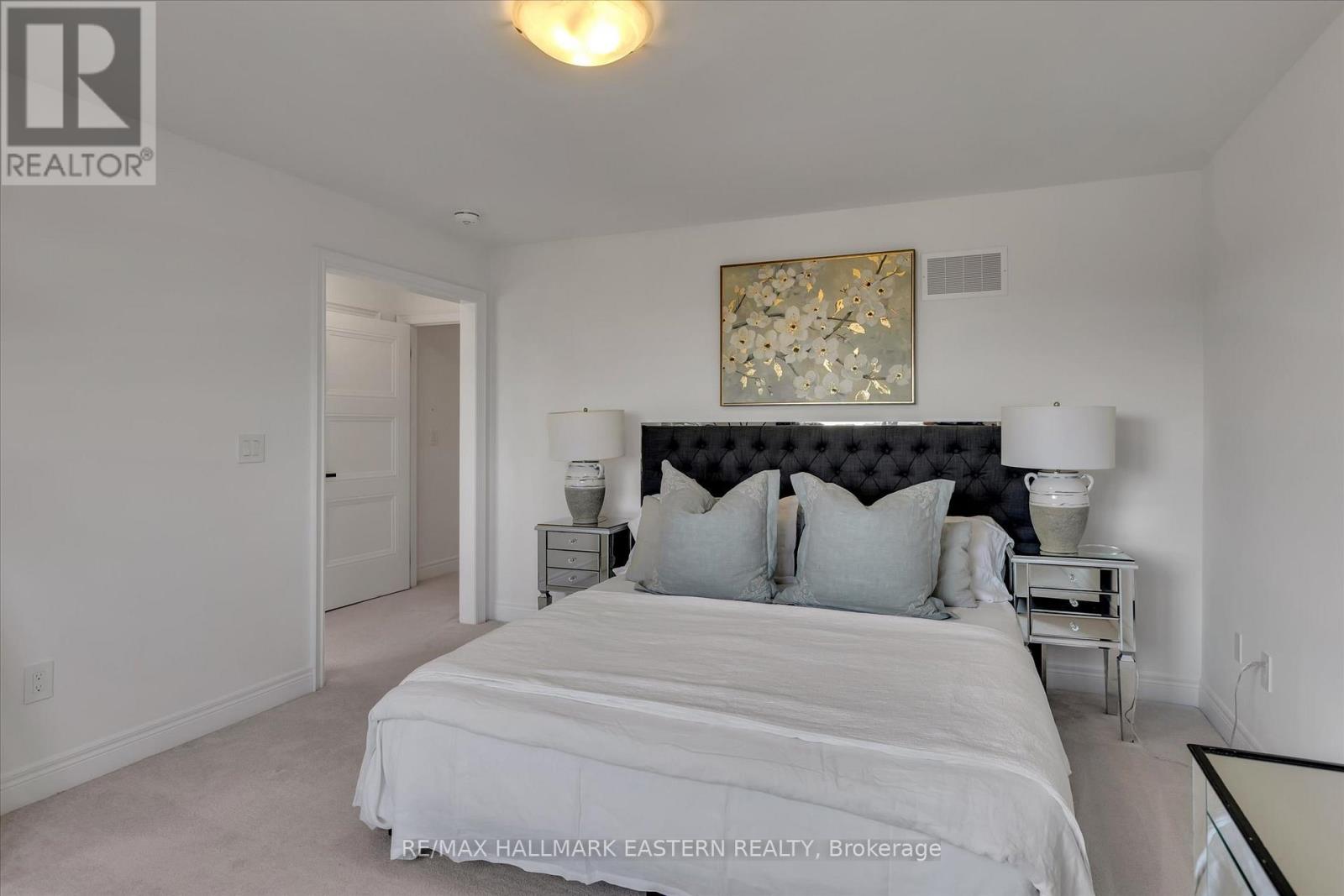 Photo 18 of 118 Whitehand Drive, Clarington ON