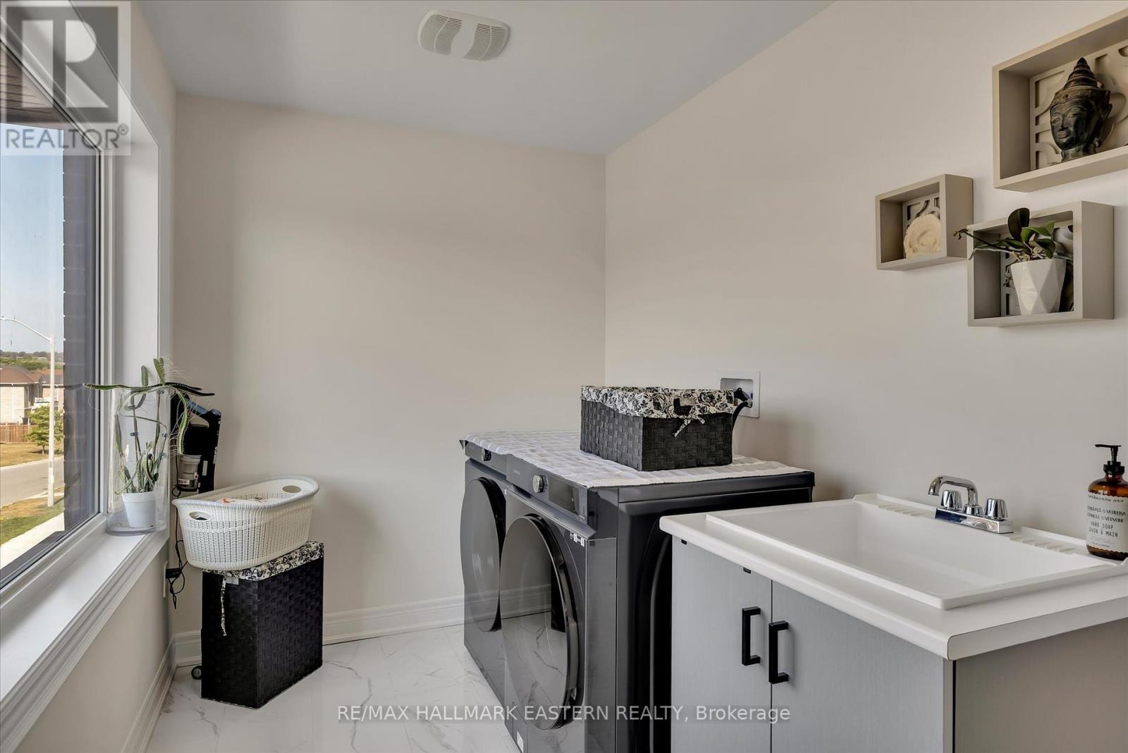 Photo 25 of 118 Whitehand Drive, Clarington ON