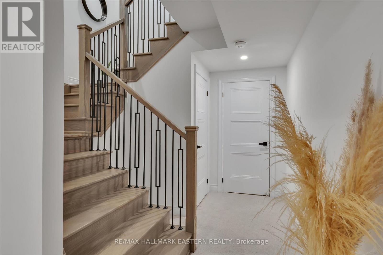 Photo 17 of 118 Whitehand Drive, Clarington ON