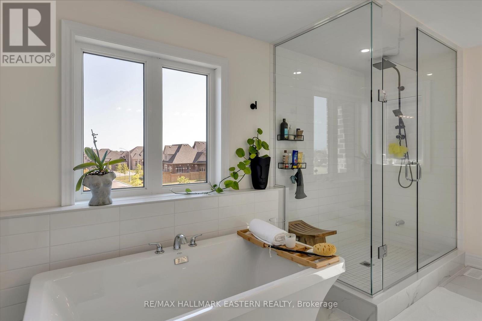 Photo 15 of 118 Whitehand Drive, Clarington ON