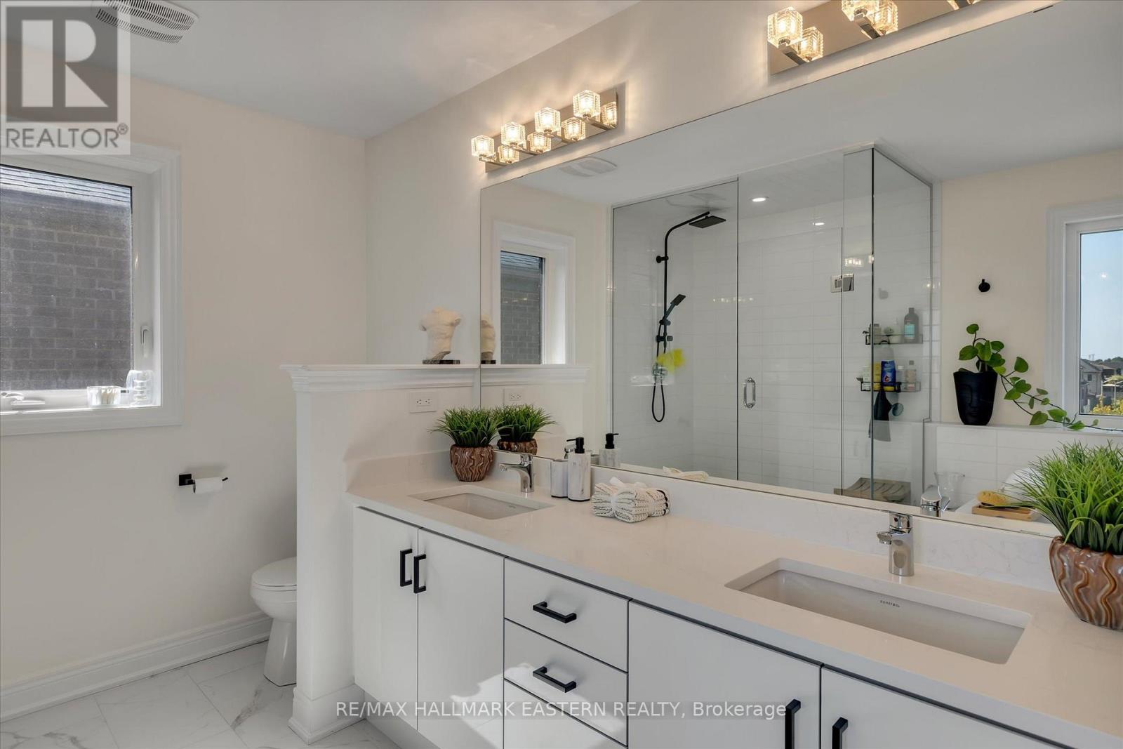 Photo 6 of 118 Whitehand Drive, Clarington ON