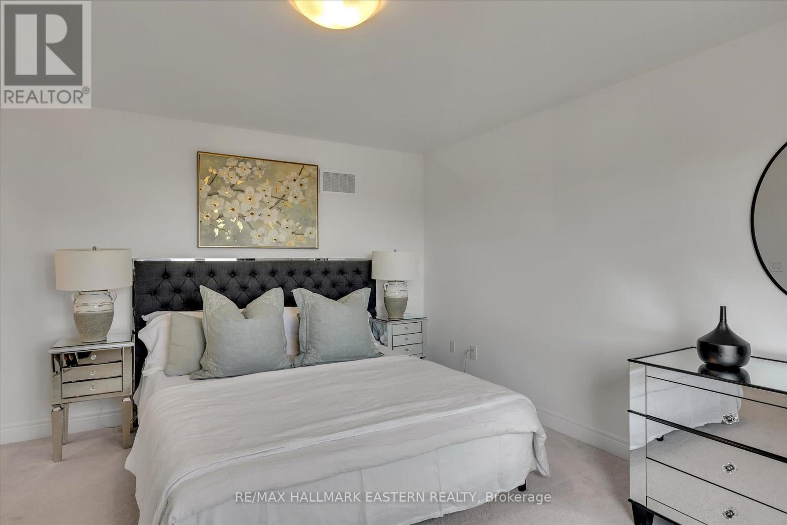 Photo 33 of 118 Whitehand Drive, Clarington ON