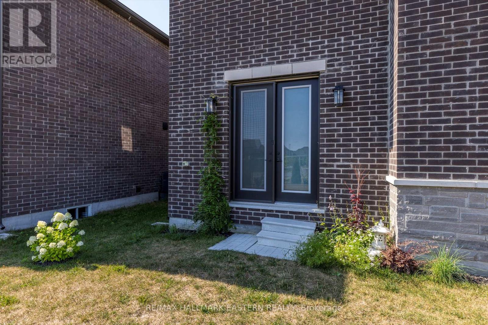 Photo 23 of 118 Whitehand Drive, Clarington ON
