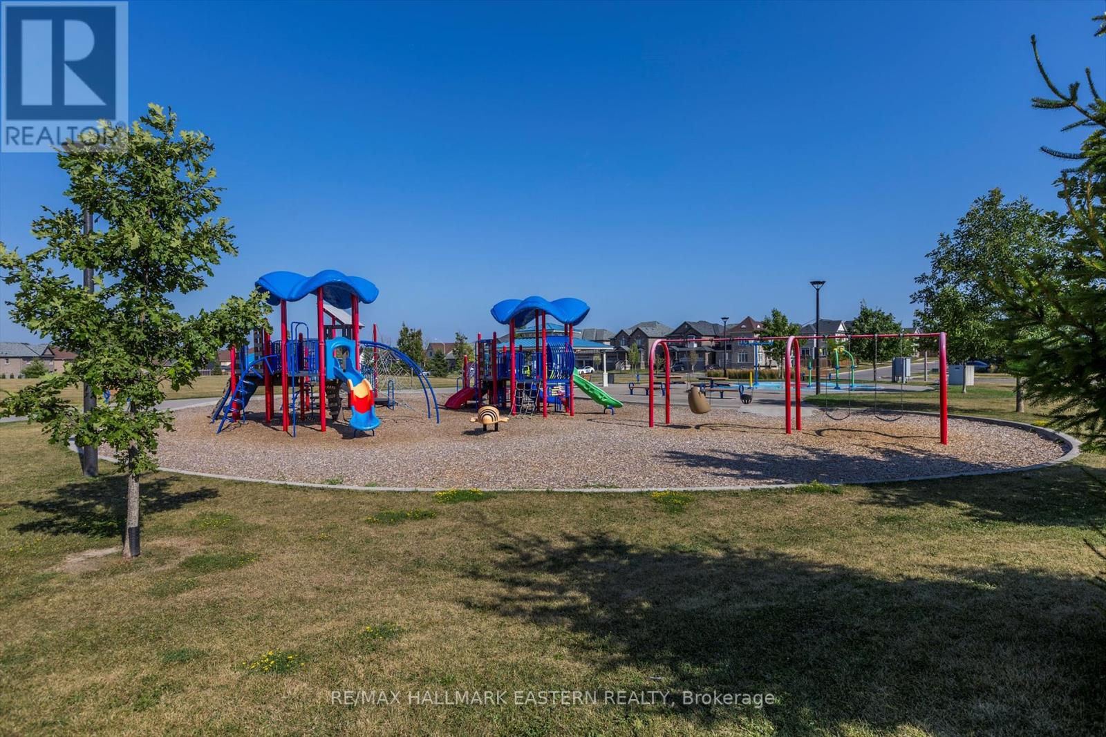 Photo 8 of 118 Whitehand Drive, Clarington ON