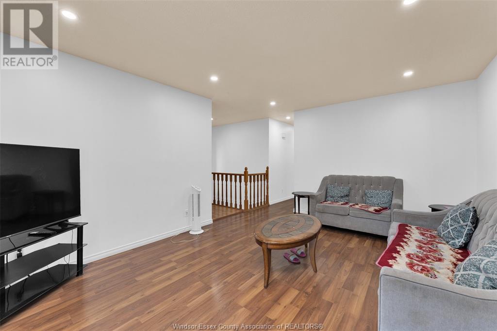 Photo 7 of 8671 Darlington Crescent, Windsor ON