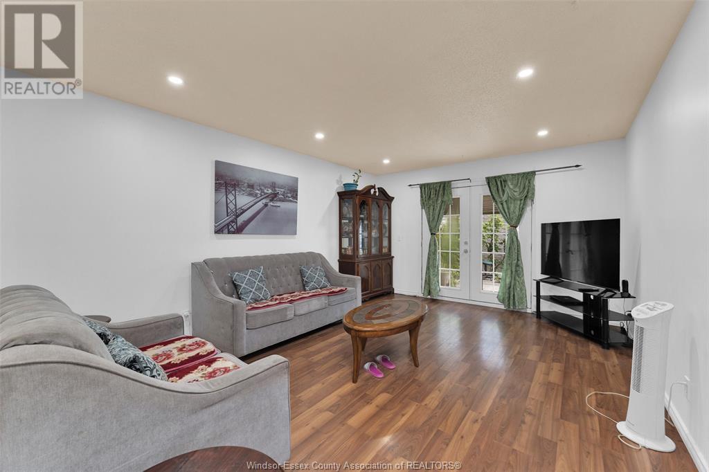 Photo 6 of 8671 Darlington Crescent, Windsor ON