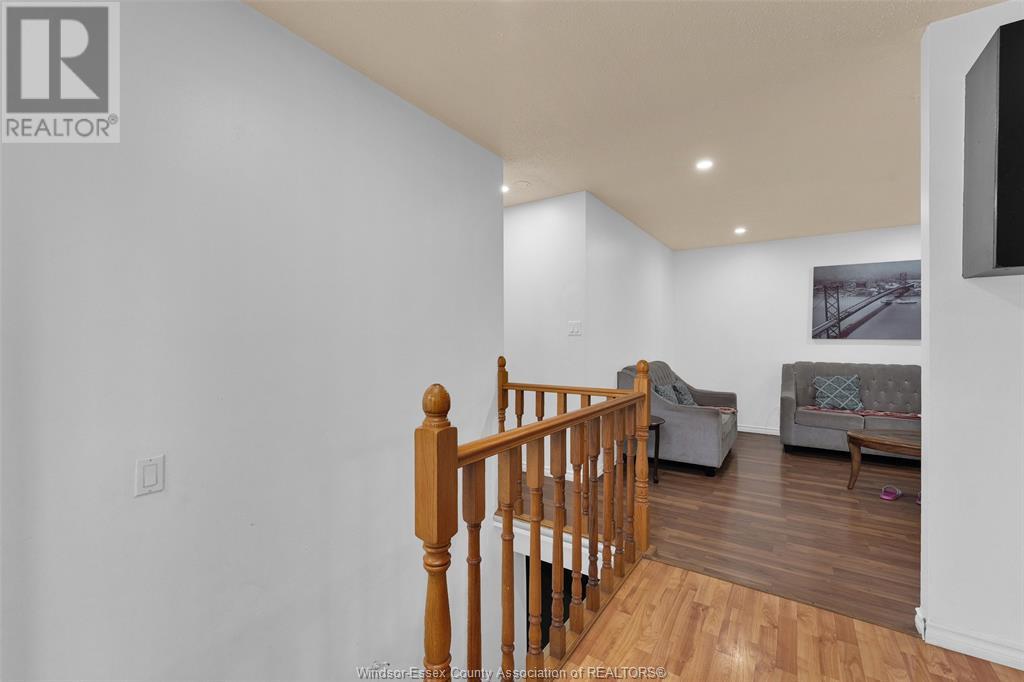 Photo 5 of 8671 Darlington Crescent, Windsor ON