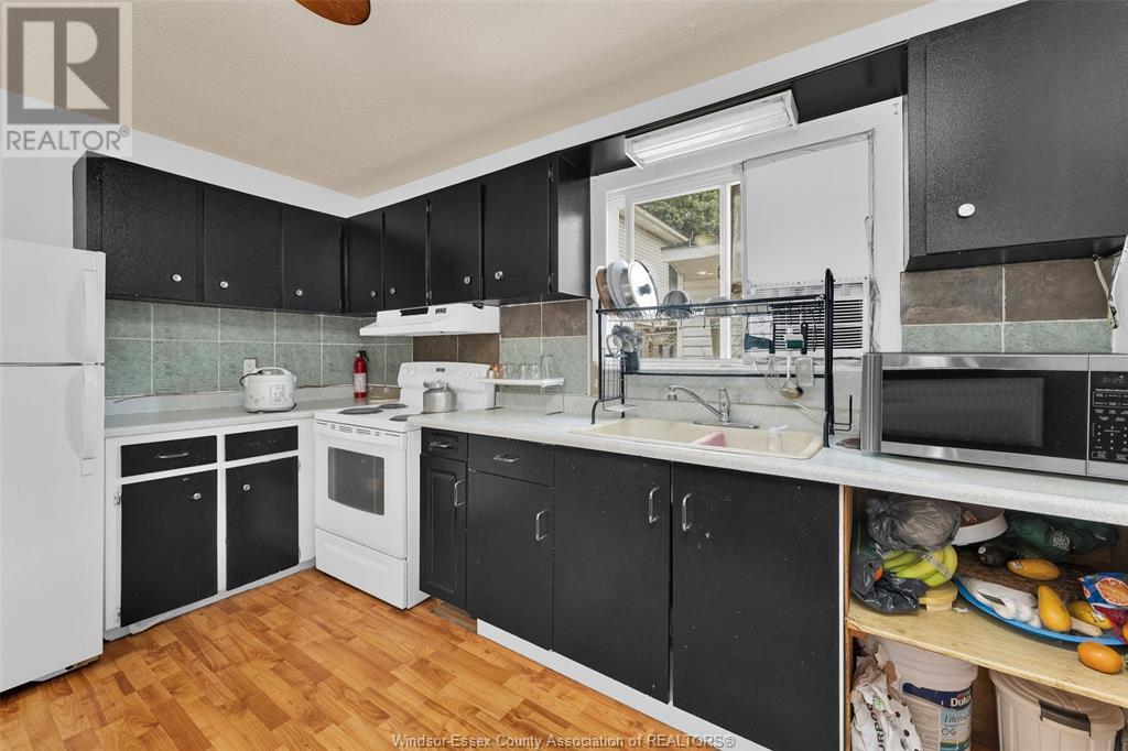 Photo 9 of 8671 Darlington Crescent, Windsor ON