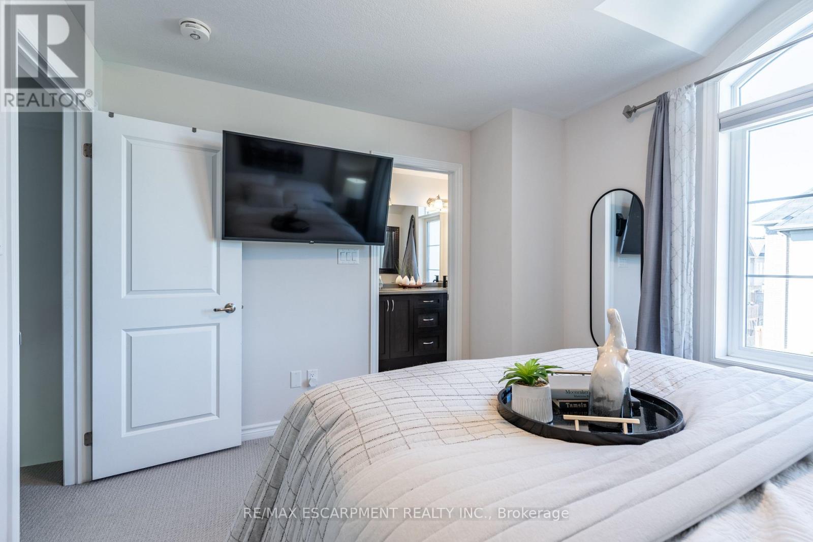 Photo 40 of 70 Borers Creek Circle, Hamilton ON