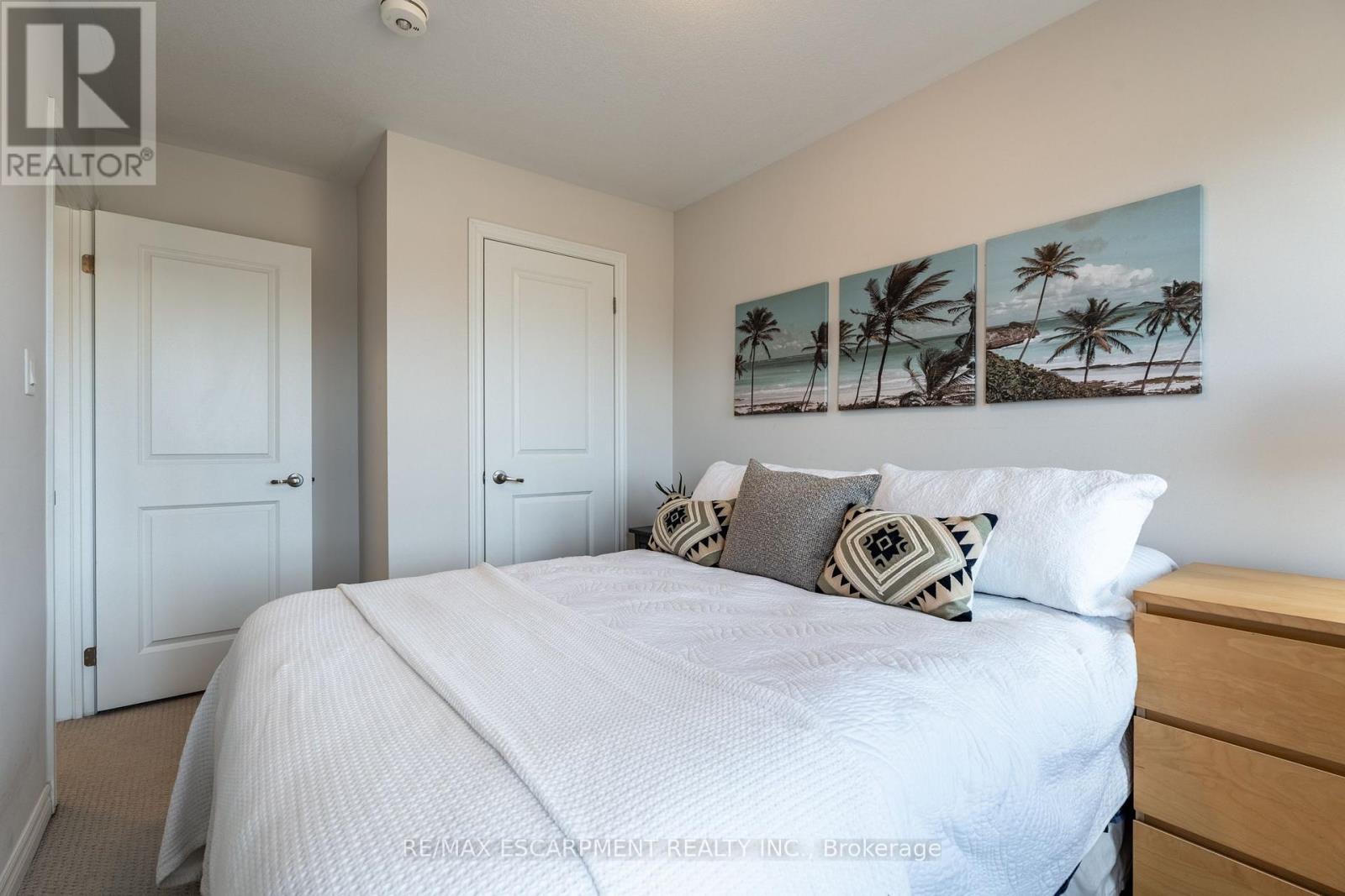 Photo 18 of 70 Borers Creek Circle, Hamilton ON