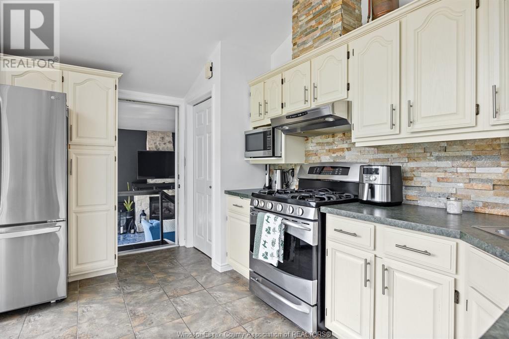 Photo 6 of 472 Lakewood Drive, Amherstburg ON