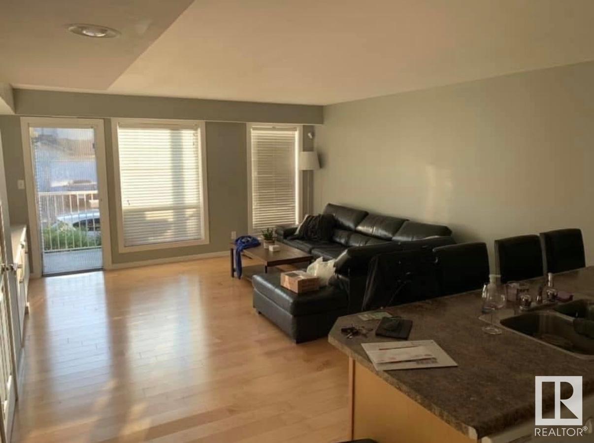 Photo 10 of 2957 26 St Nw Nw, Edmonton AB