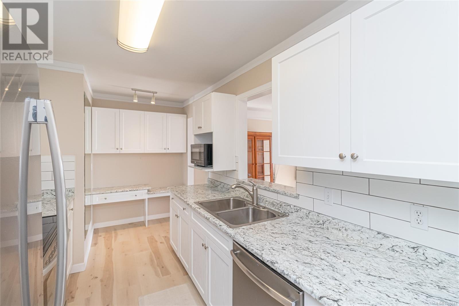 302 9958 Daniel St, Chemainus