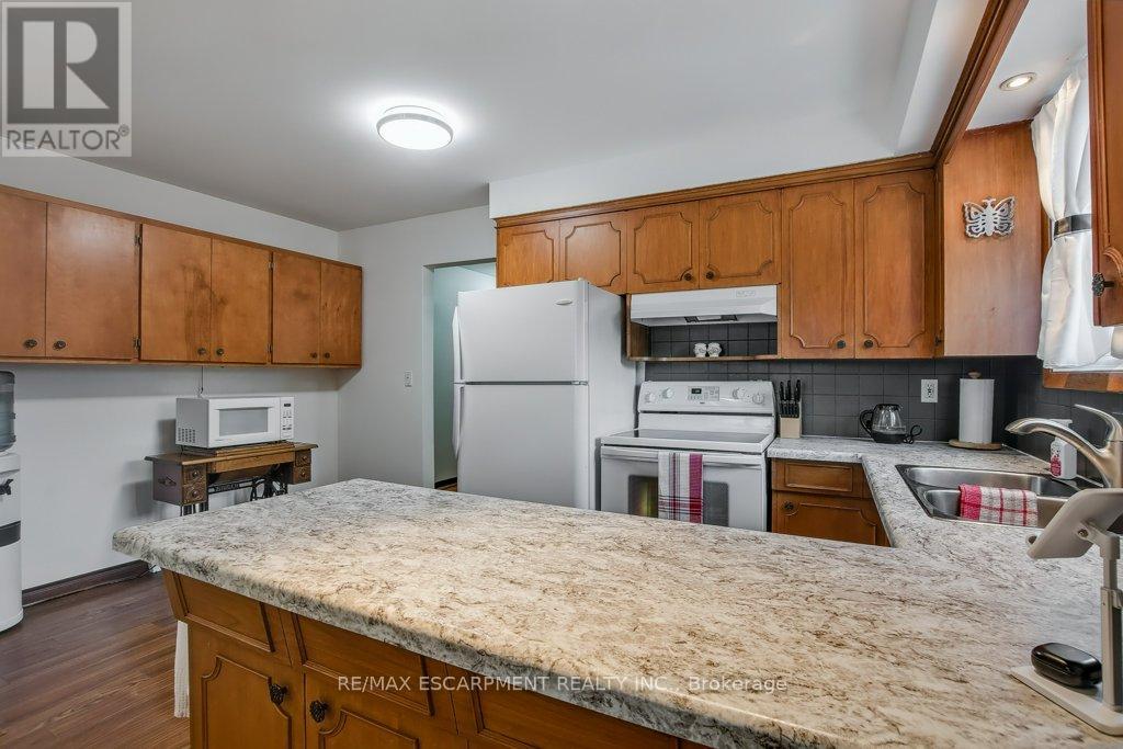 Photo 3 of 5945 Frontenac Street, Niagara Falls ON