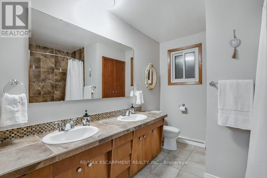 Photo 19 of 5945 Frontenac Street, Niagara Falls ON