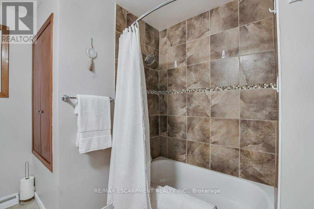 Photo 32 of 5945 Frontenac Street, Niagara Falls ON