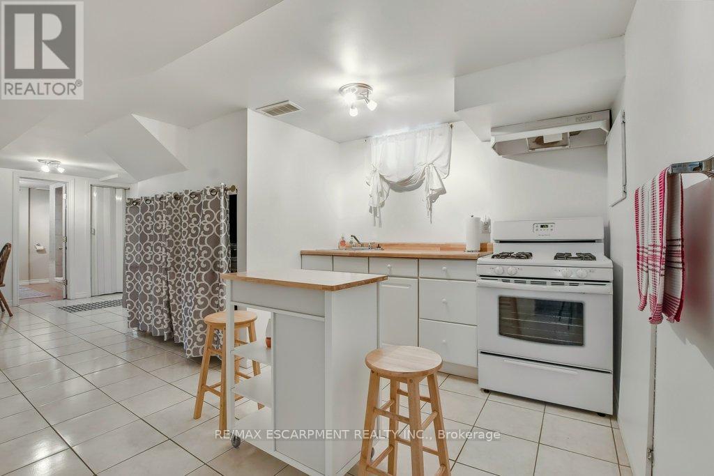 Photo 9 of 5945 Frontenac Street, Niagara Falls ON