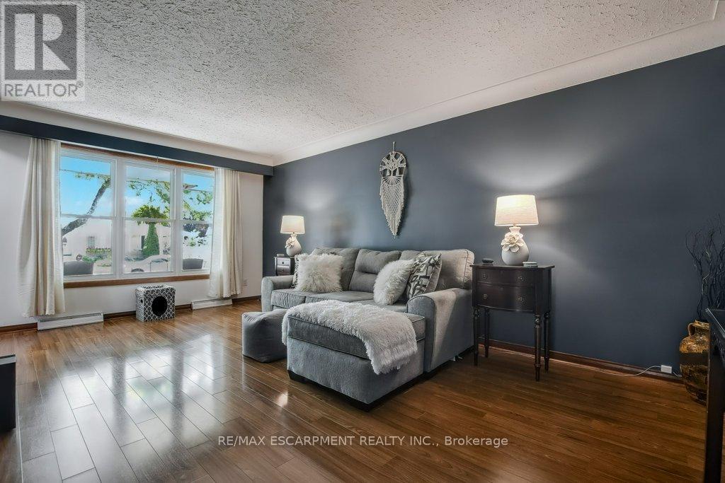 Photo 5 of 5945 Frontenac Street, Niagara Falls ON