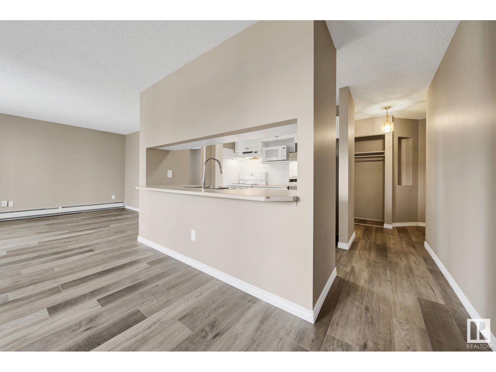 Photo 8 of 401 4220 139 Ave Nw Nw, Edmonton AB