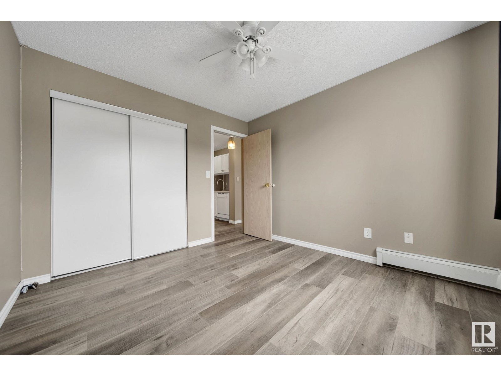 Photo 18 of 401 4220 139 Ave Nw Nw, Edmonton AB