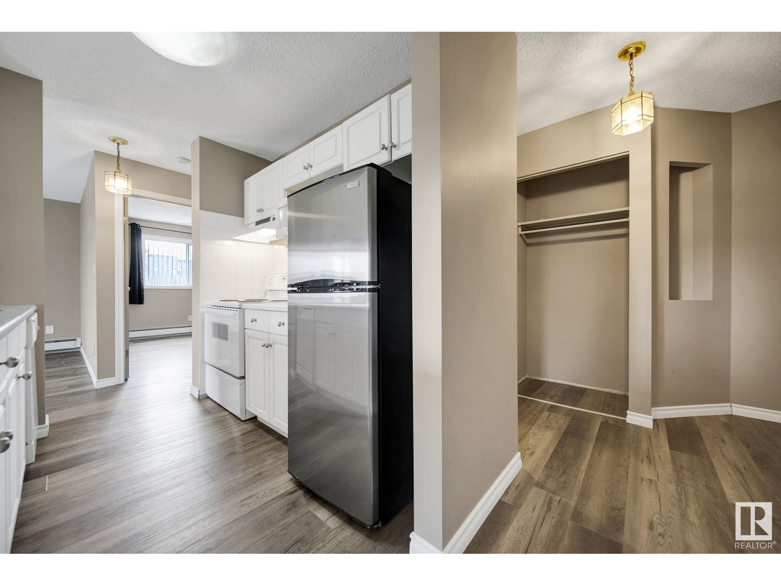 Photo 3 of 401 4220 139 Ave Nw Nw, Edmonton AB