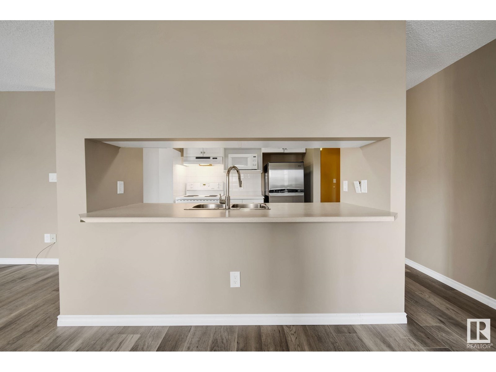 Photo 7 of 401 4220 139 Ave Nw Nw, Edmonton AB