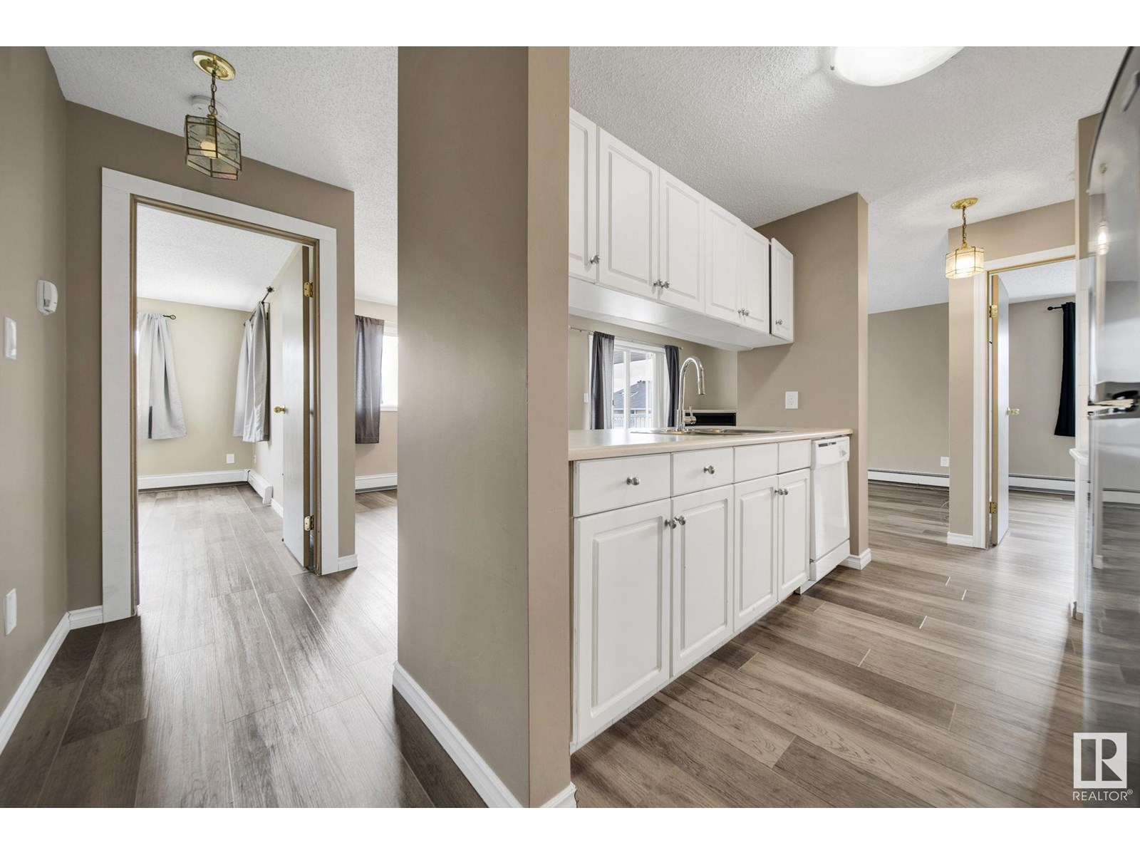 Photo 2 of 401 4220 139 Ave Nw Nw, Edmonton AB