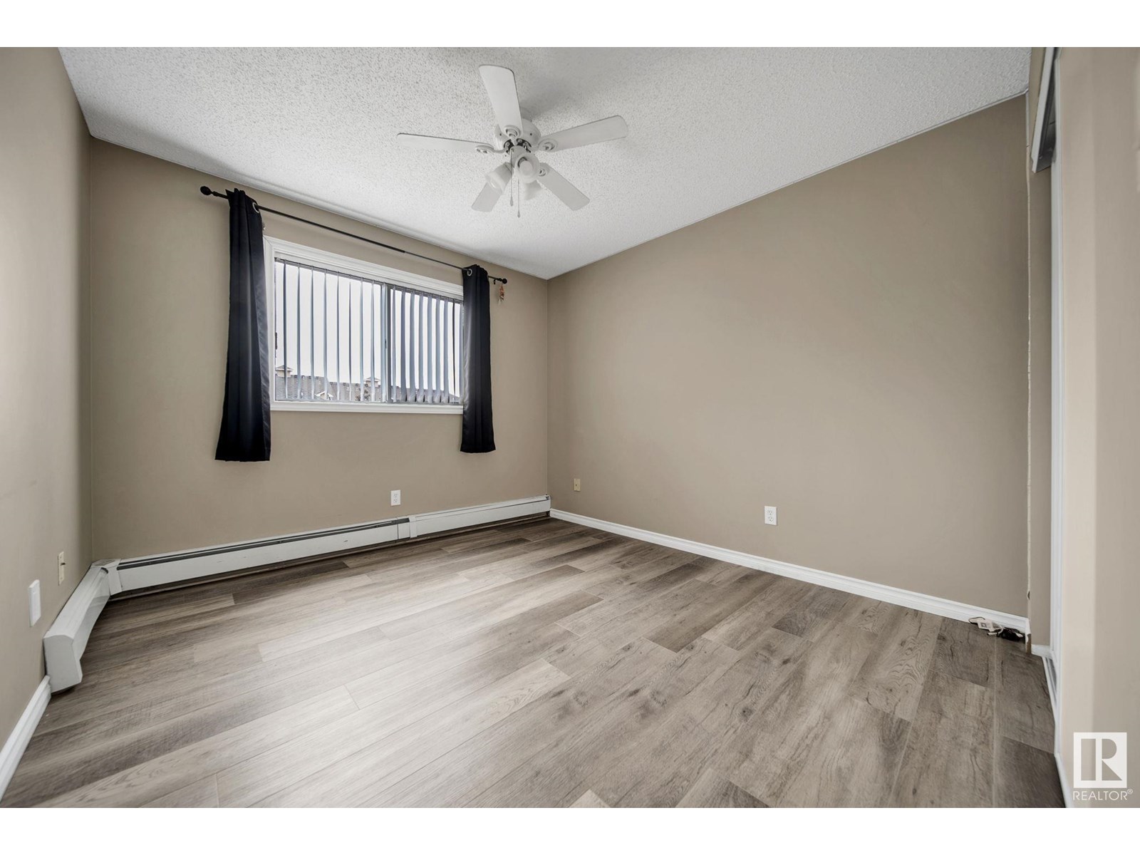 Photo 16 of 401 4220 139 Ave Nw Nw, Edmonton AB