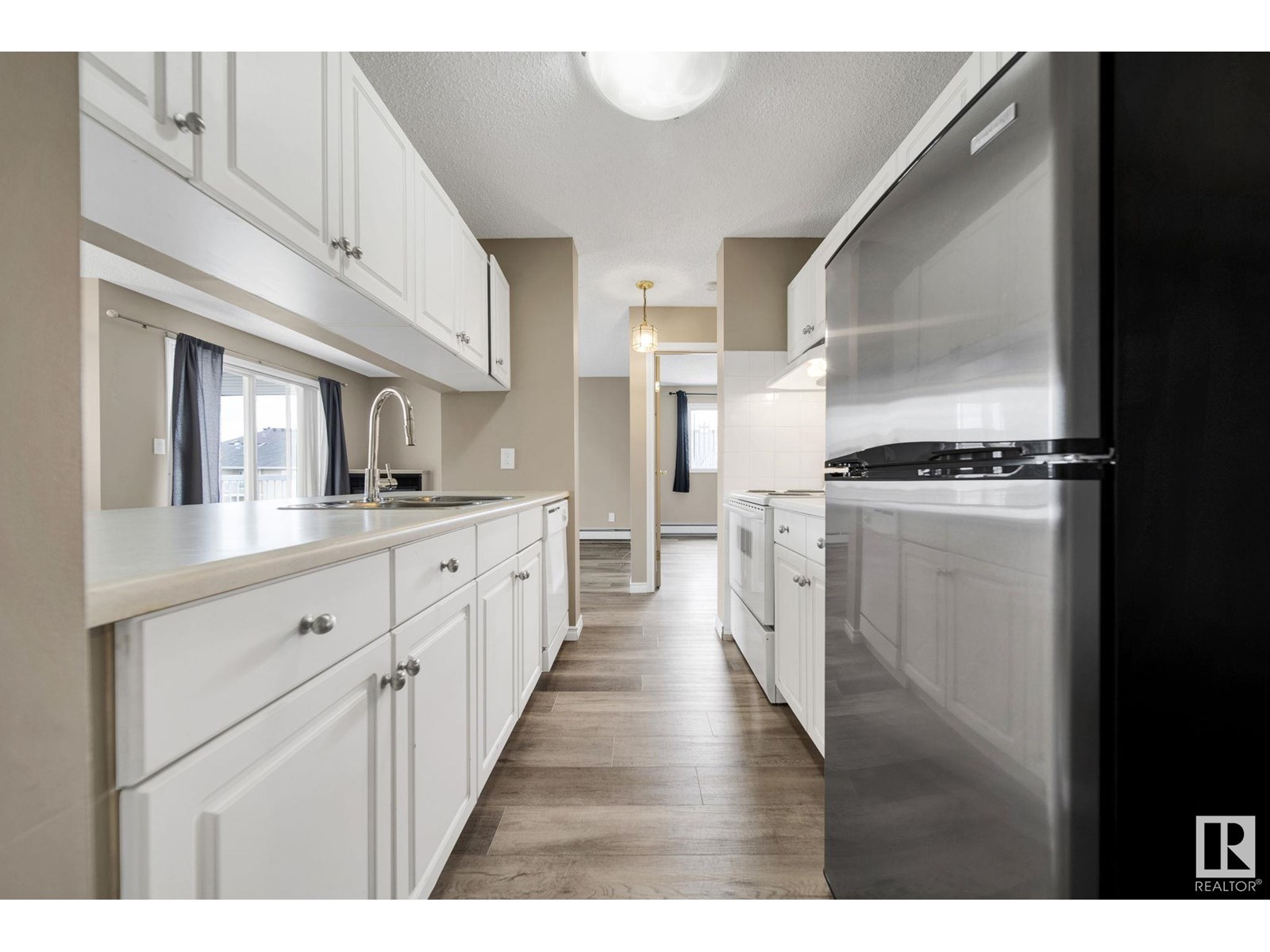 Photo 4 of 401 4220 139 Ave Nw Nw, Edmonton AB
