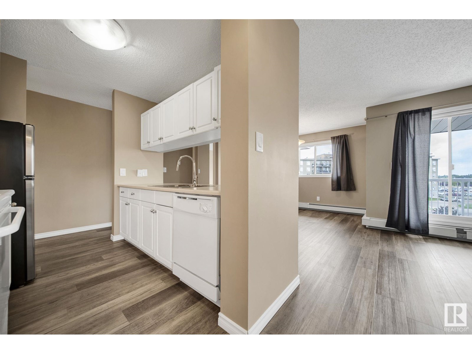 Photo 6 of 401 4220 139 Ave Nw Nw, Edmonton AB