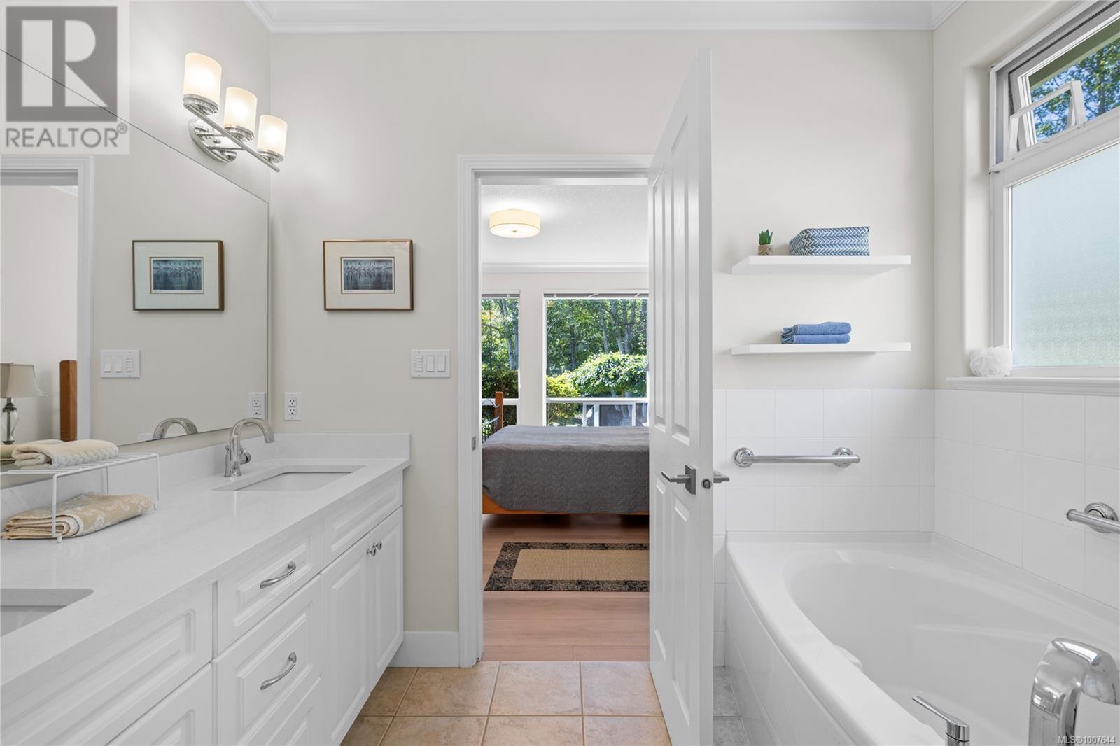Photo 9 of 636 Morningstar Dr, Parksville BC