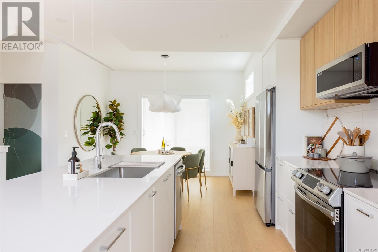 Photo 2 of Th 21 3450 Whittier Ave, Saanich BC