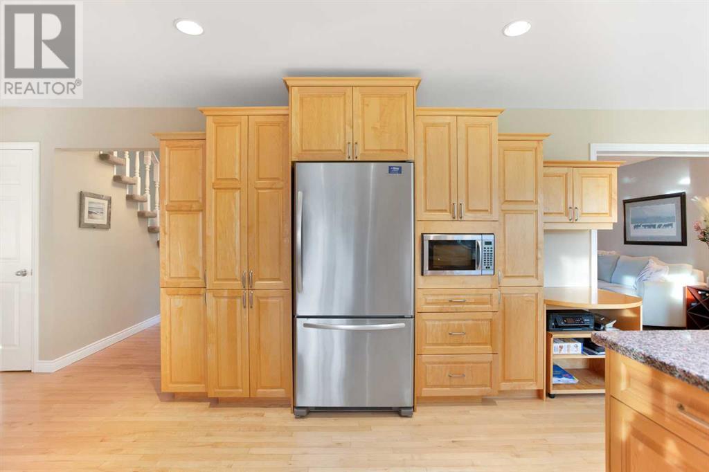 Photo 11 of 39 Canova Close Sw, Calgary AB