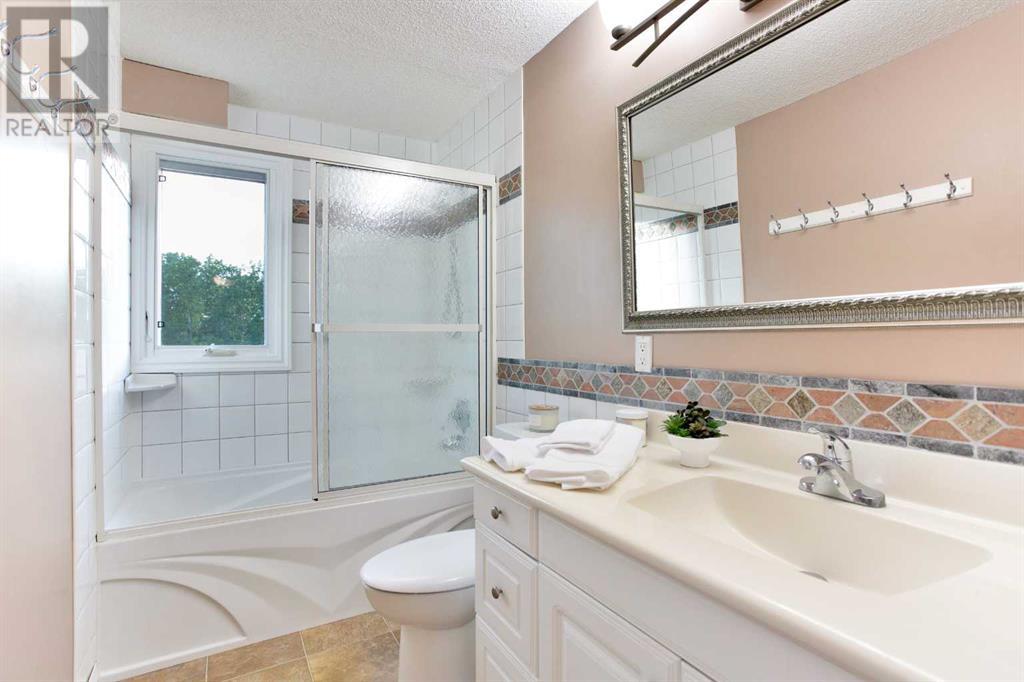Photo 31 of 39 Canova Close Sw, Calgary AB