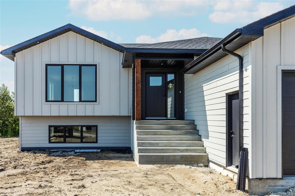 Photo 2 of 16 Parkside Crescent, Mitchell MB