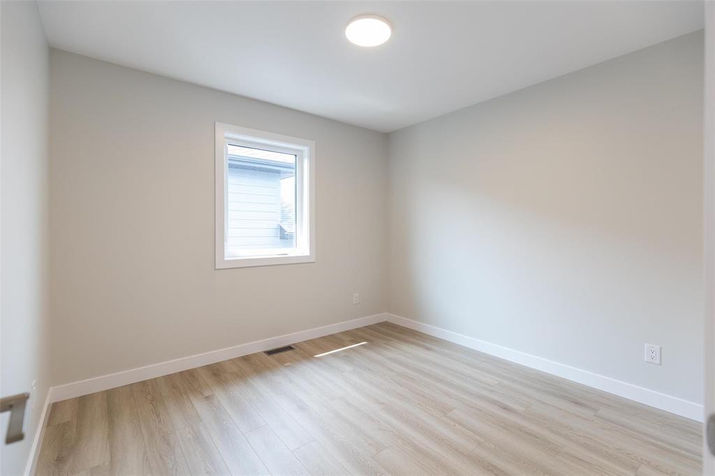 Photo 13 of 16 Parkside Crescent, Mitchell MB