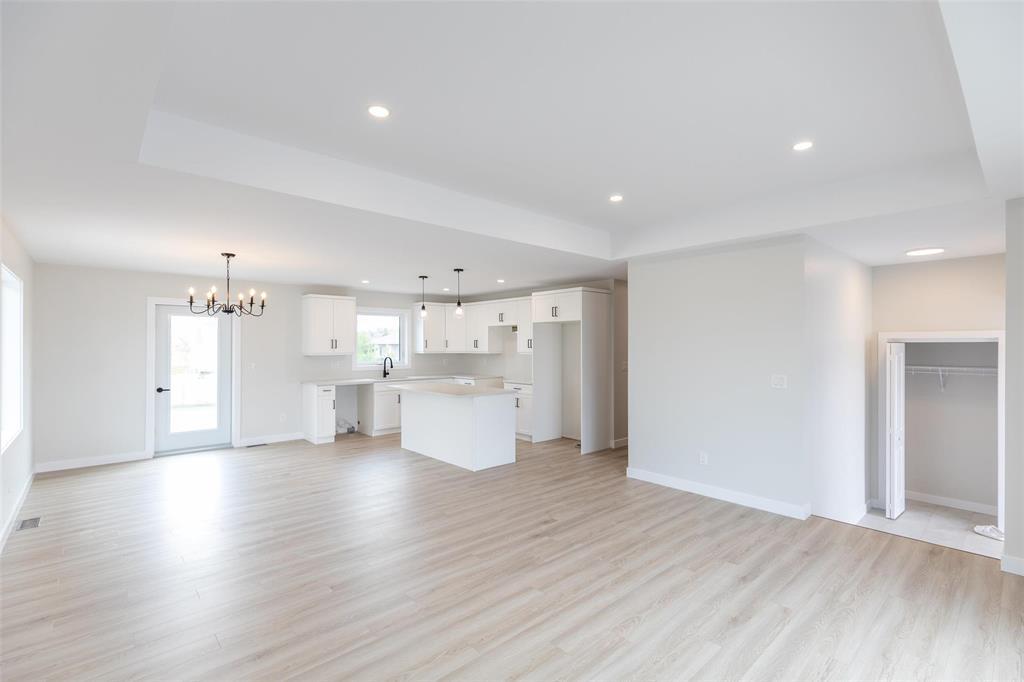 Photo 4 of 16 Parkside Crescent, Mitchell MB