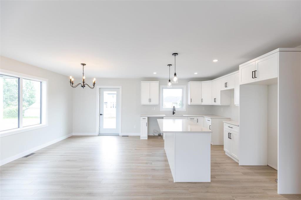 Photo 5 of 16 Parkside Crescent, Mitchell MB