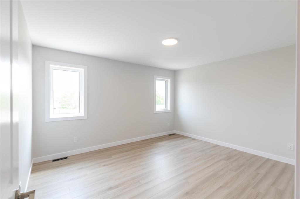 Photo 9 of 16 Parkside Crescent, Mitchell MB