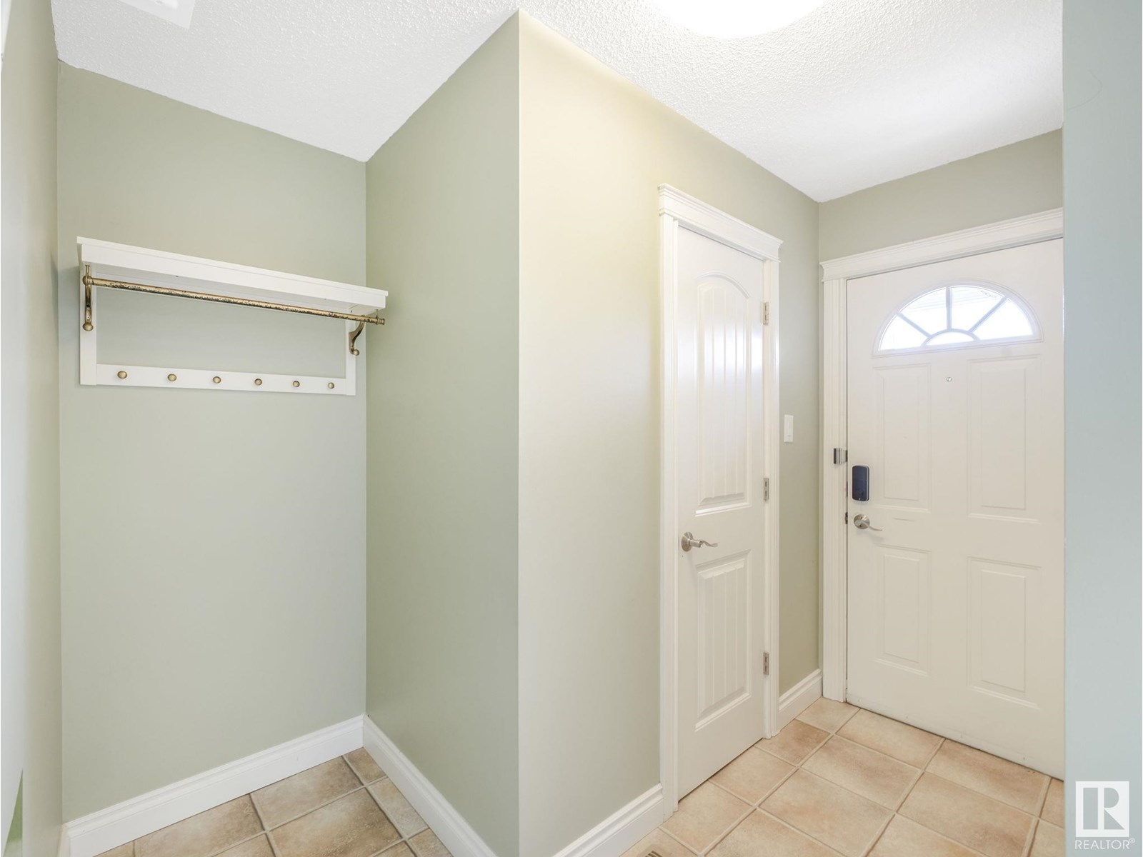 Photo 7 of 1170 Millbourne E Nw, Edmonton AB