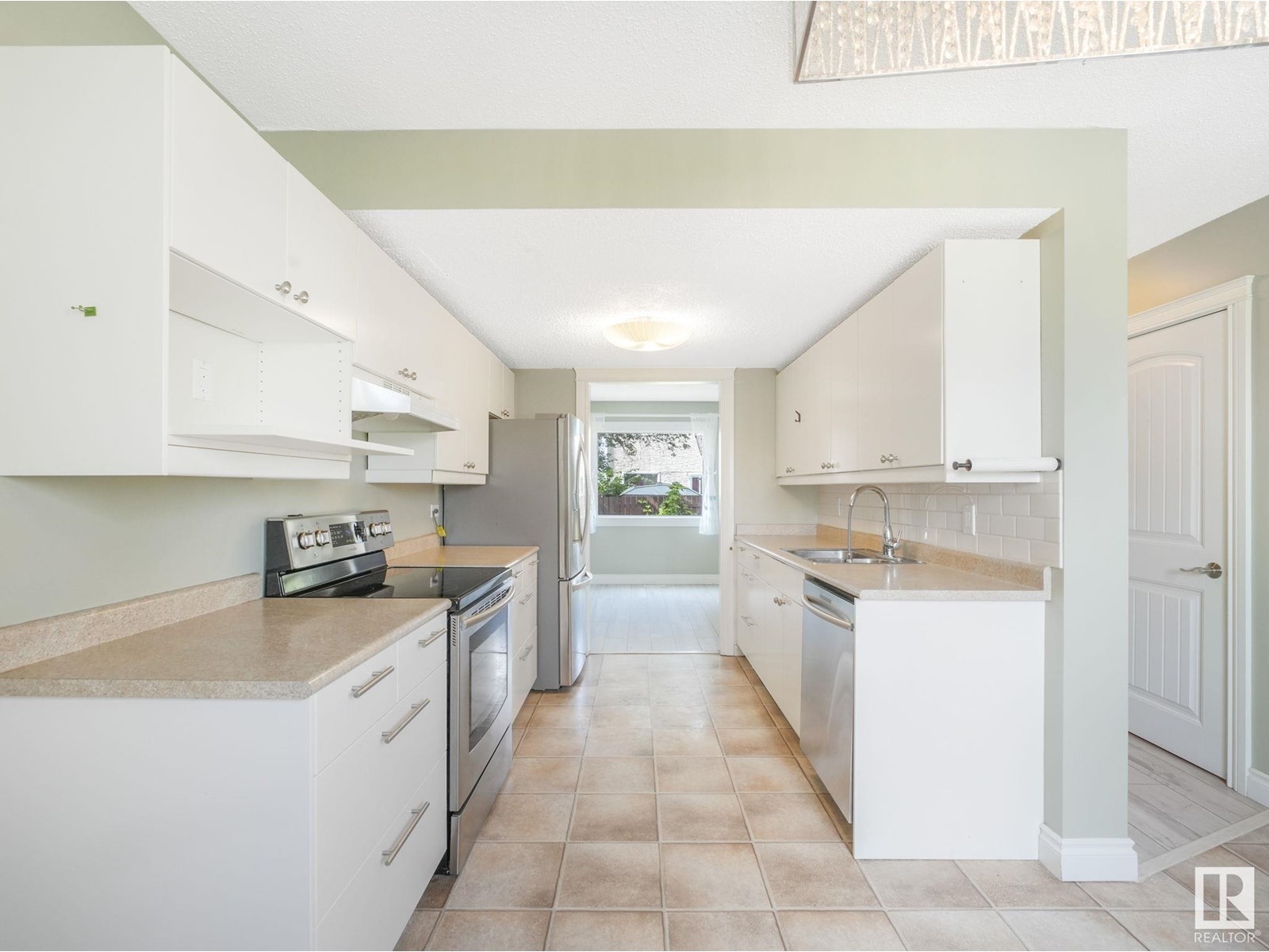 Photo 12 of 1170 Millbourne E Nw, Edmonton AB