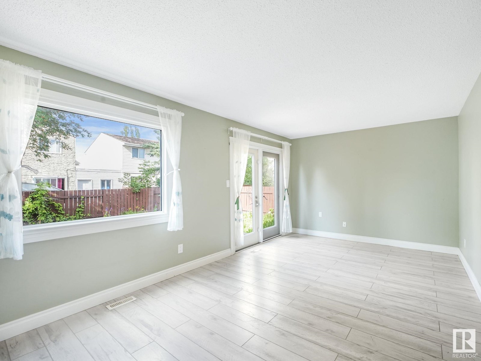 Photo 18 of 1170 Millbourne E Nw, Edmonton AB
