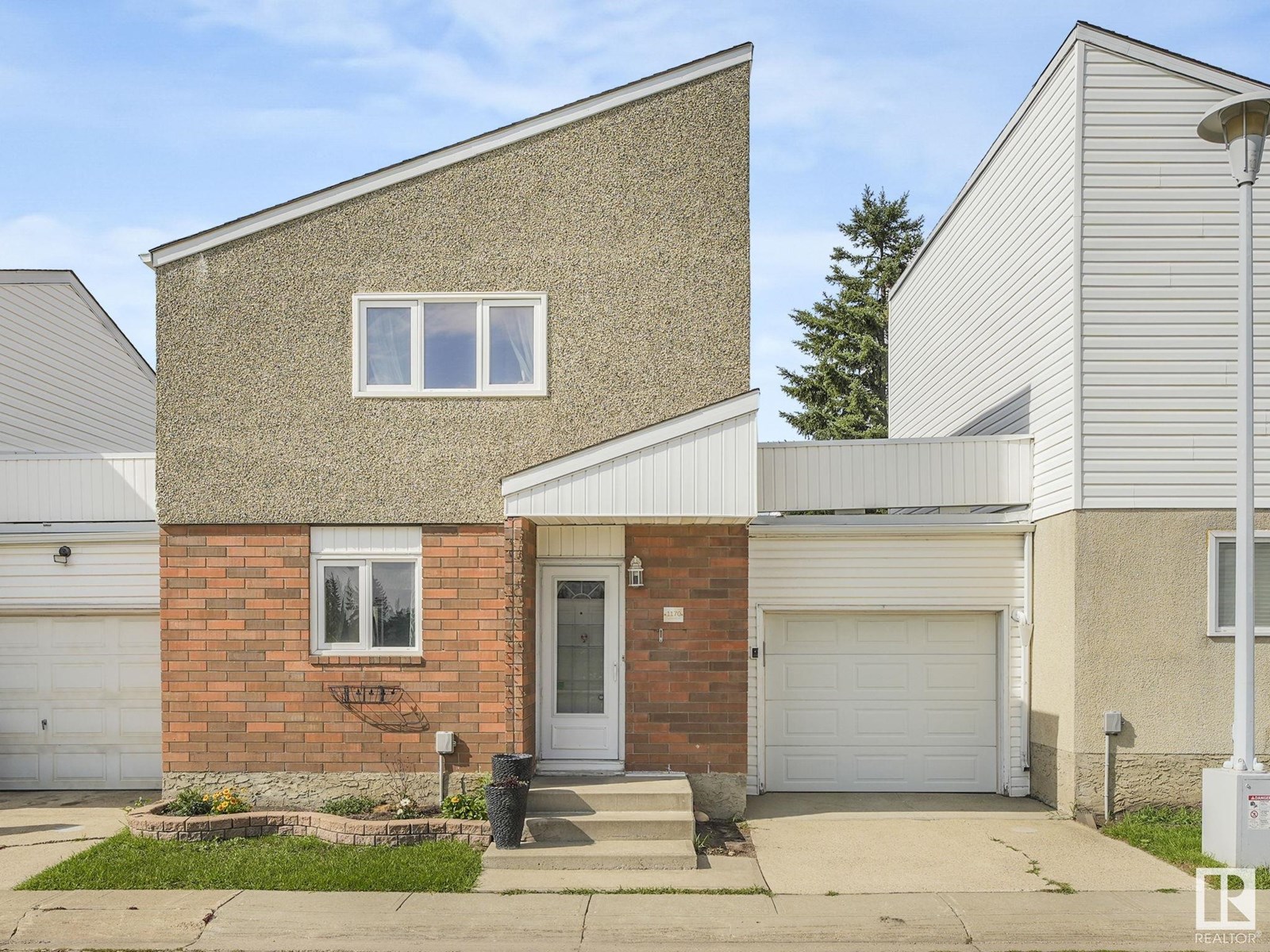 Photo 5 of 1170 Millbourne E Nw, Edmonton AB