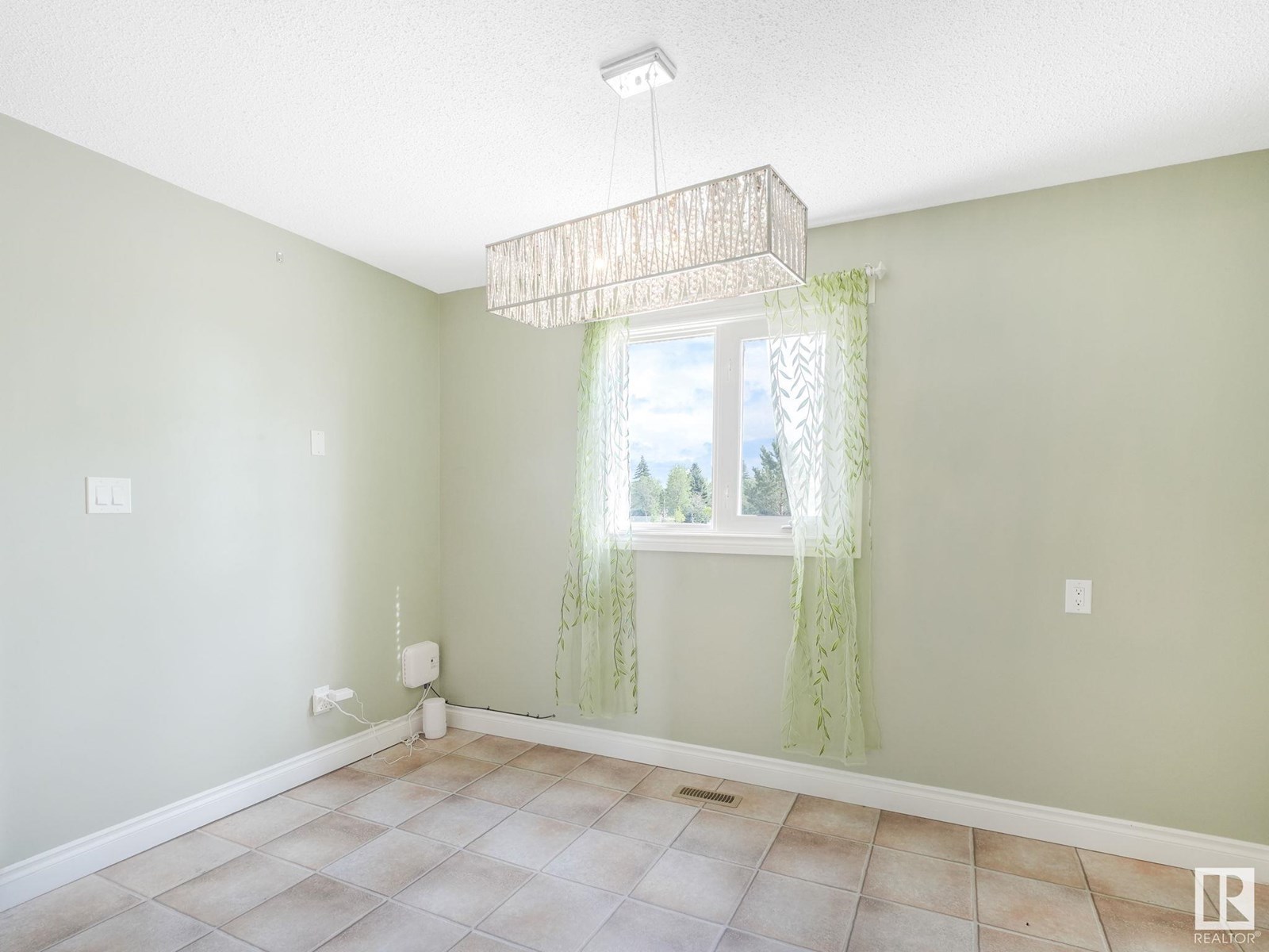 Photo 11 of 1170 Millbourne E Nw, Edmonton AB