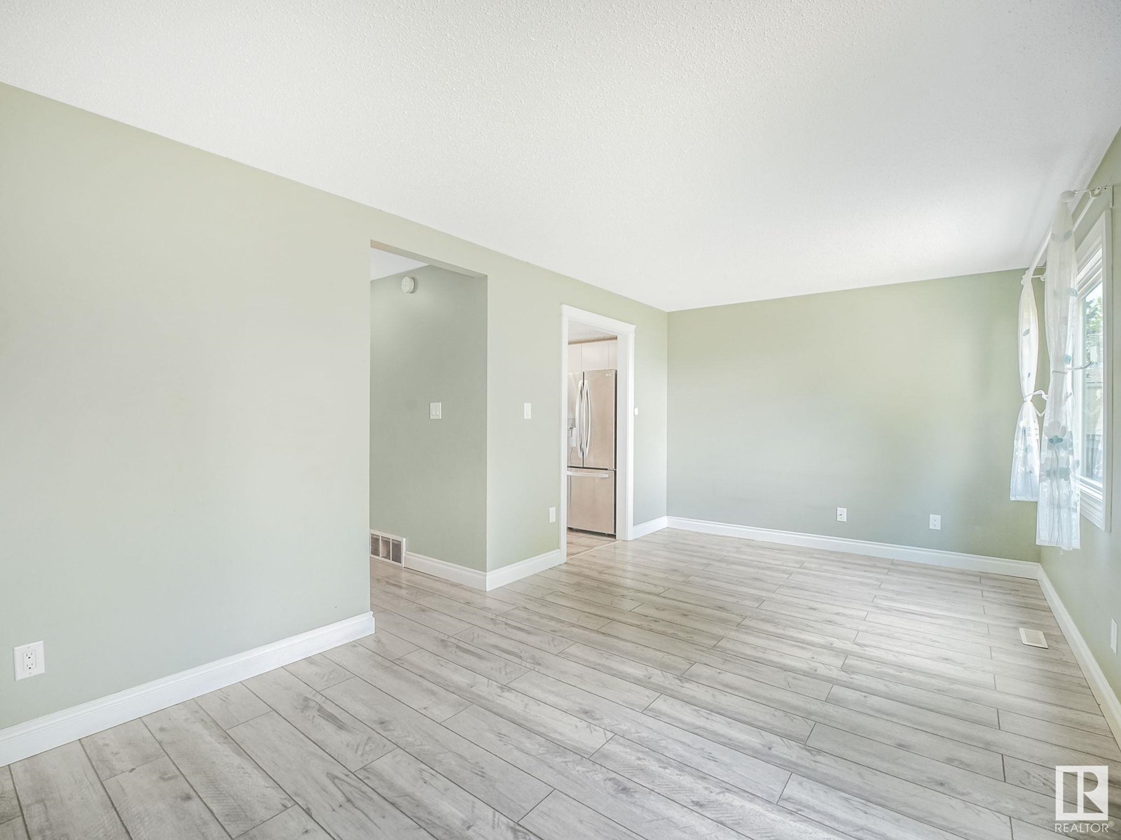 Photo 19 of 1170 Millbourne E Nw, Edmonton AB