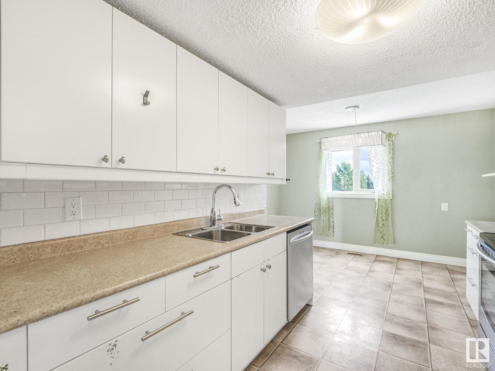 Photo 16 of 1170 Millbourne E Nw, Edmonton AB