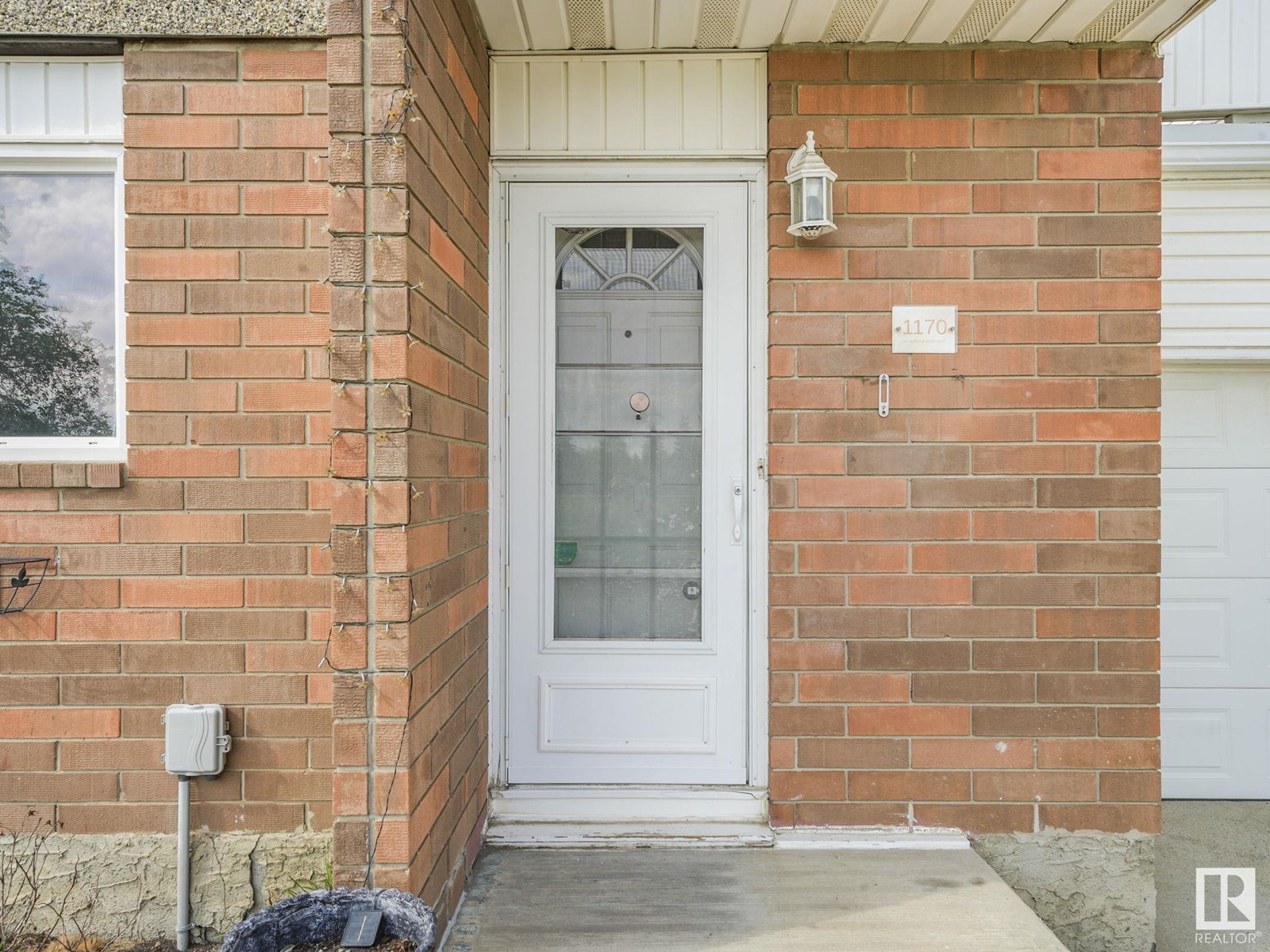 Photo 4 of 1170 Millbourne E Nw, Edmonton AB