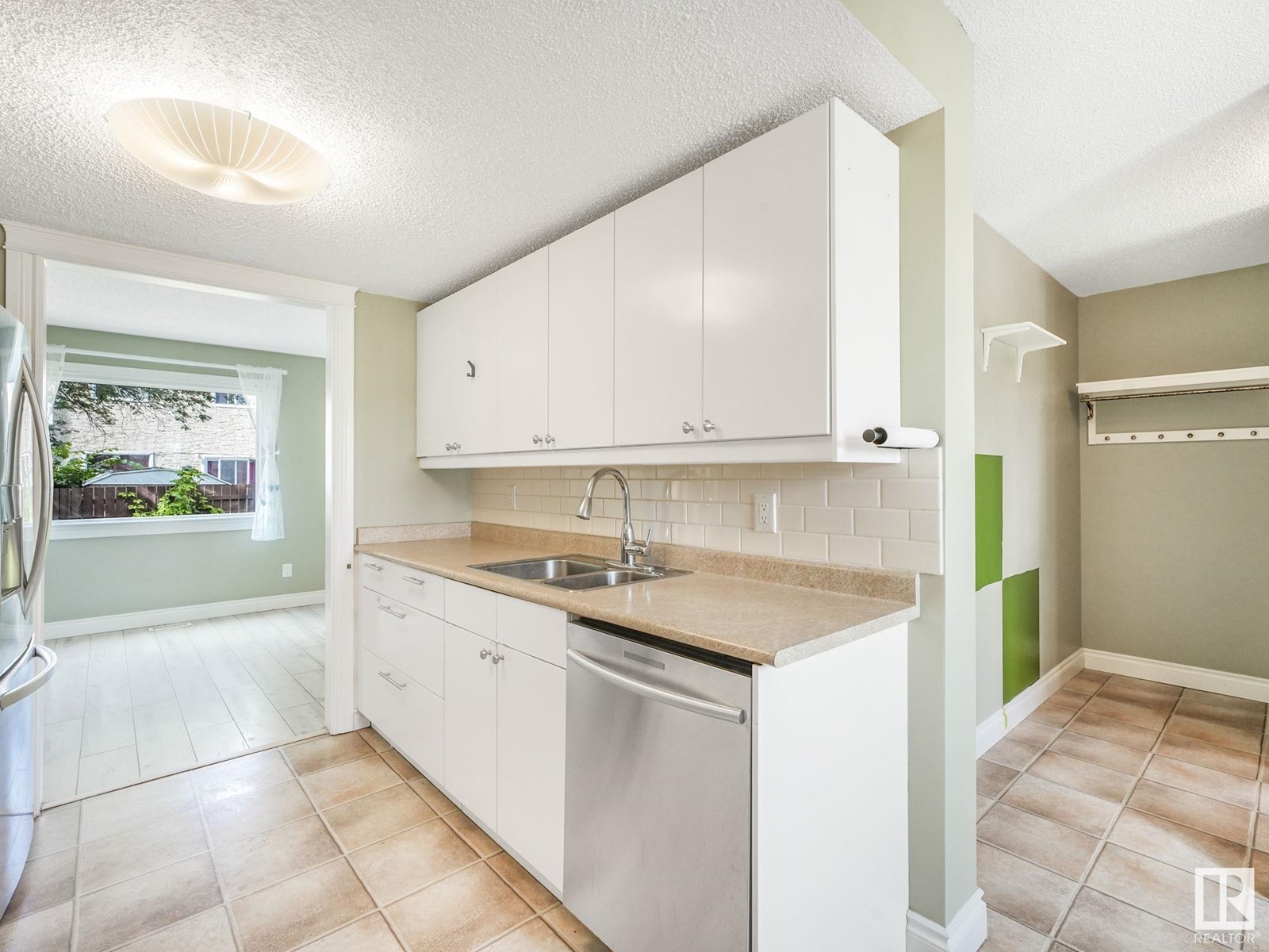 Photo 13 of 1170 Millbourne E Nw, Edmonton AB