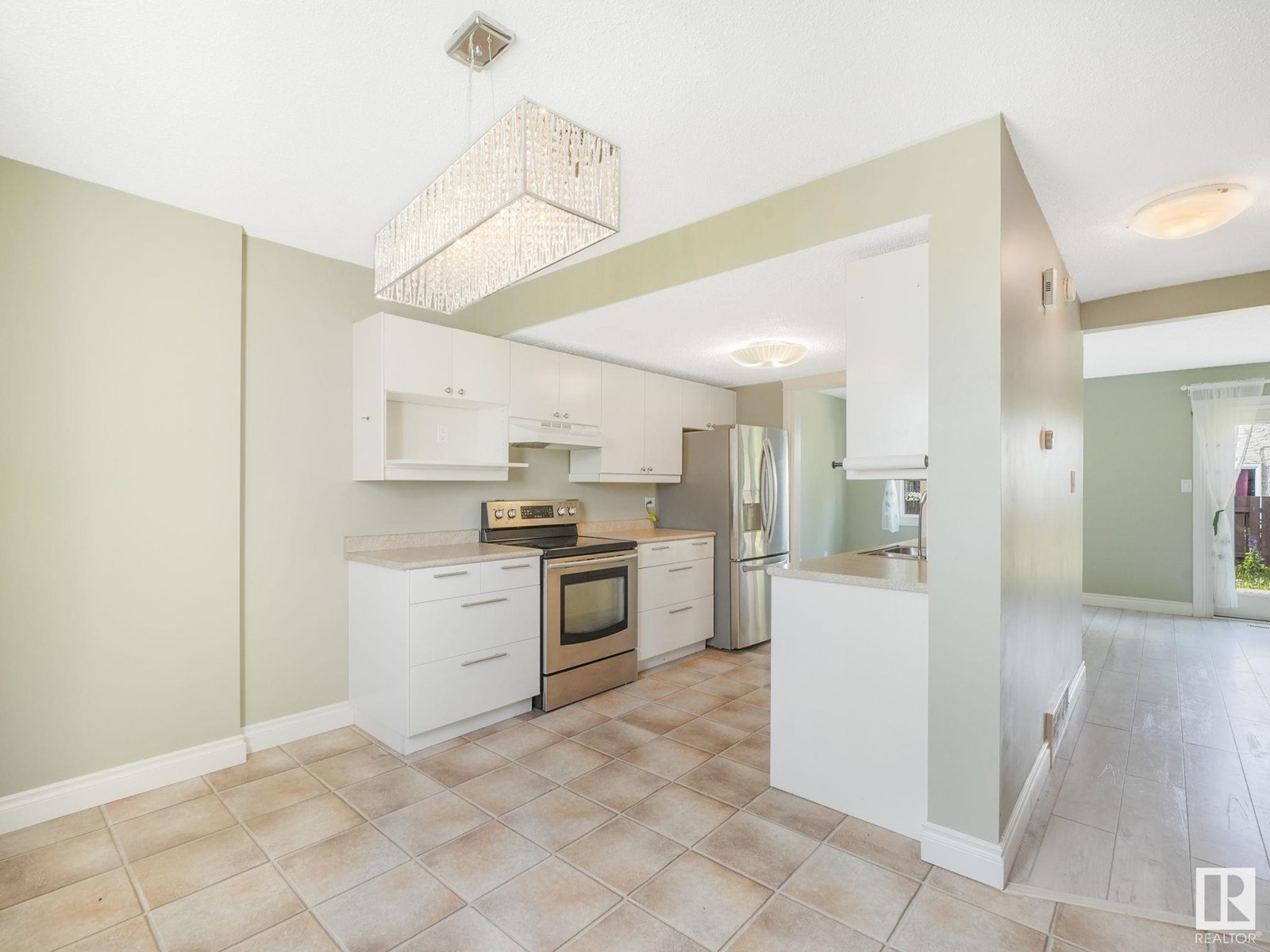 Photo 9 of 1170 Millbourne E Nw, Edmonton AB