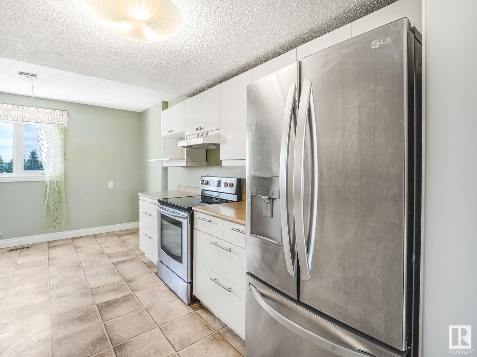 Photo 17 of 1170 Millbourne E Nw, Edmonton AB